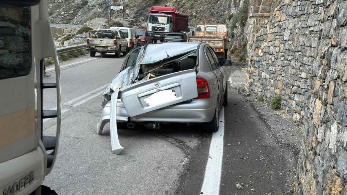 Ρέθυμνο: Βράχος αποκολλήθηκε και έπεσε πάνω σε αυτοκίνητο - Τη γλίτωσαν οι επιβαίνοντες