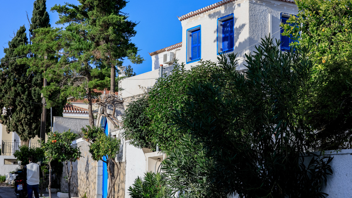 Τα μυστικά των Σπετσών: Τα αναμνηστικά δώρα στους βουλευτές του ΣΥΡΙΖΑ και τα... μαθήματα social media