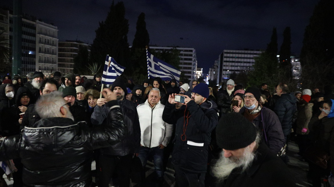 Γάμος ομόφυλων ζευγαριών: Με σταυρούς και χριστιανικές εικόνες η διαμαρτυρία στο Σύνταγμα 