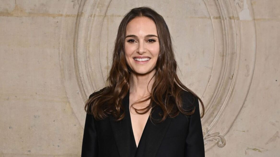 H Natalie Portman με ένα blazer κι ένα γιλέκο δημιούργησε ένα ιδανικά απλό επίσημο look 