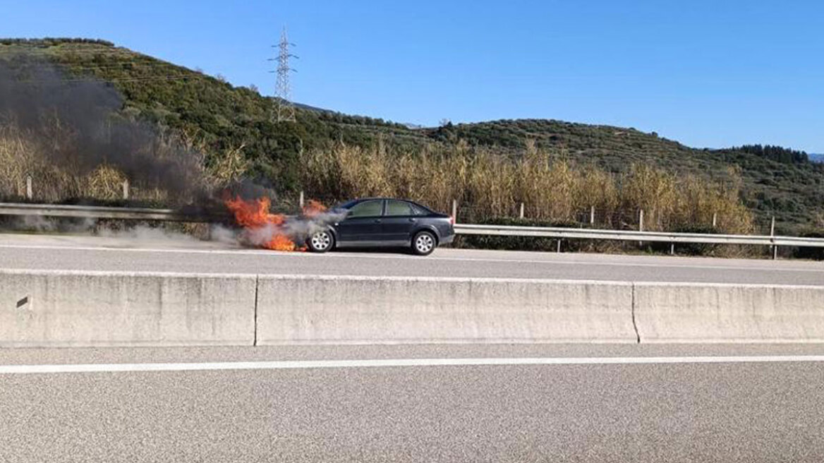 Αυτοκίνητο τυλίχθηκε στις φλόγες πάνω στην Ιονία Οδό - Δείτε βίντεο