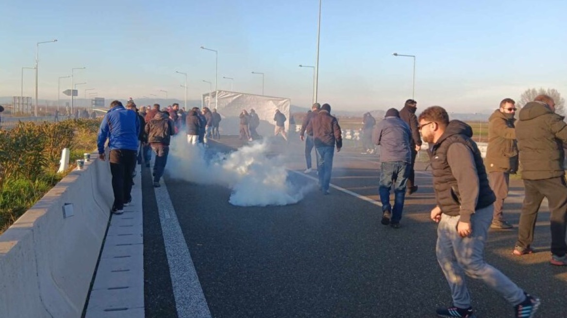 Επεισόδια αγροτών με την αστυνομία στην Καρδίτσα - Έπεσαν χημικά, τραυματίστηκε ένας αγρότης