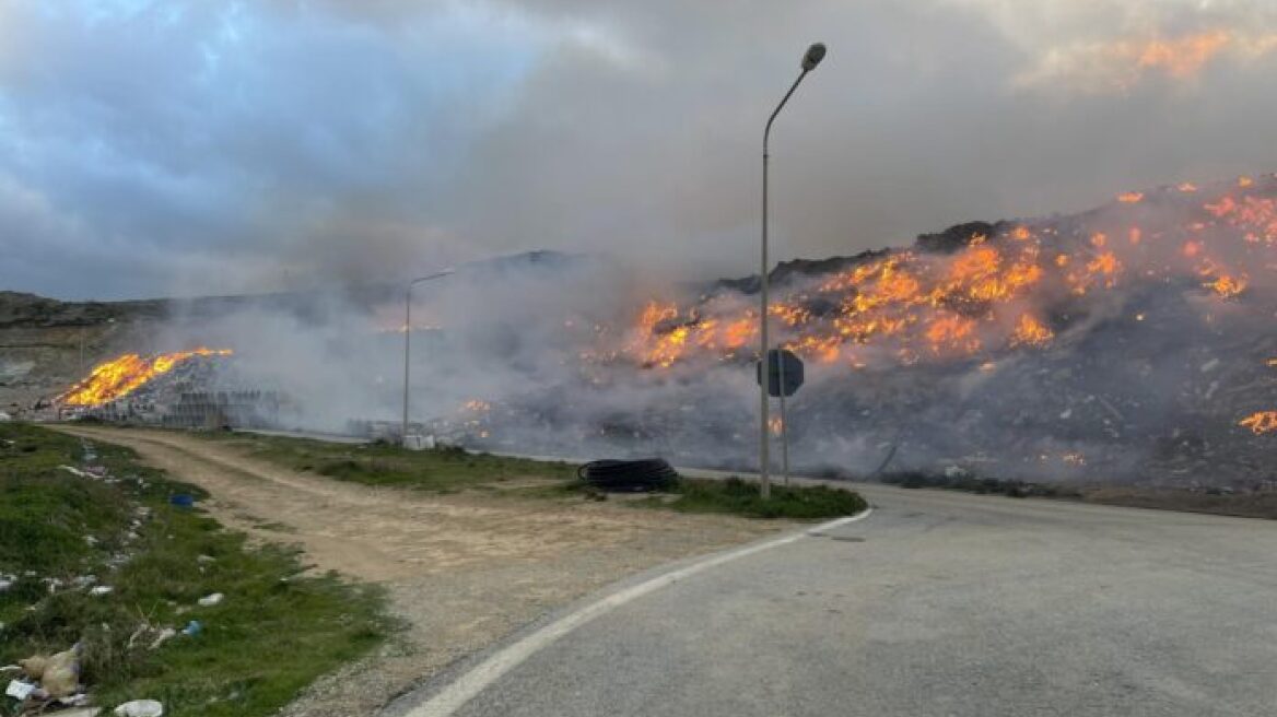 Πυροσβεστική: Δύο συλλήψεις για τις πυρκαγιές σε Νάξο και Φωκίδα