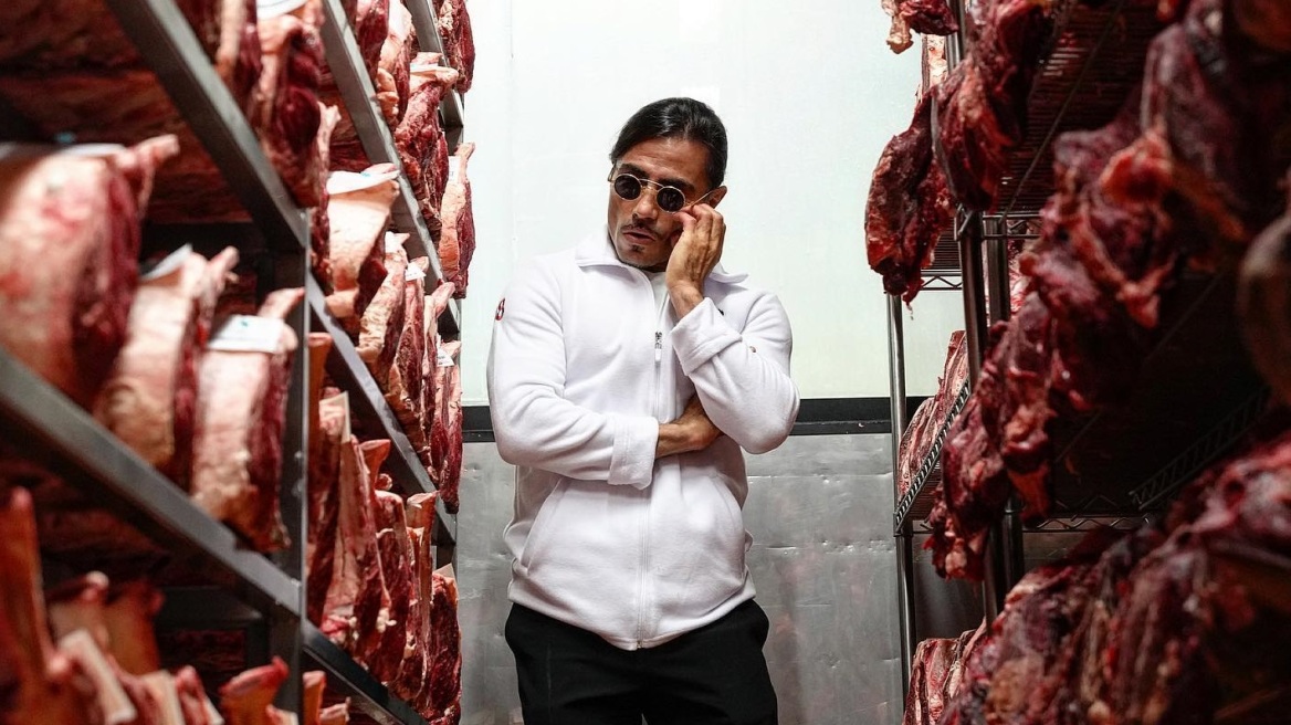 Salt Bae: Ήθελε να φλεξάρει με απόδειξη σχεδόν €110.000, αλλά πυροδότησε οργή - «Βροχή» τα σχόλια εις βάρος του