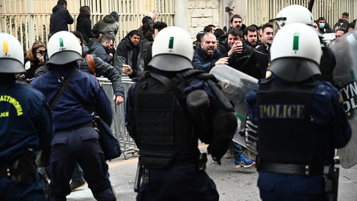 Ζωγράφου: Επεισόδια έξω από το αστυνομικό τμήμα κατά τη μεταφορά της Ιωάννας Κολοβού στην Ευελπίδων