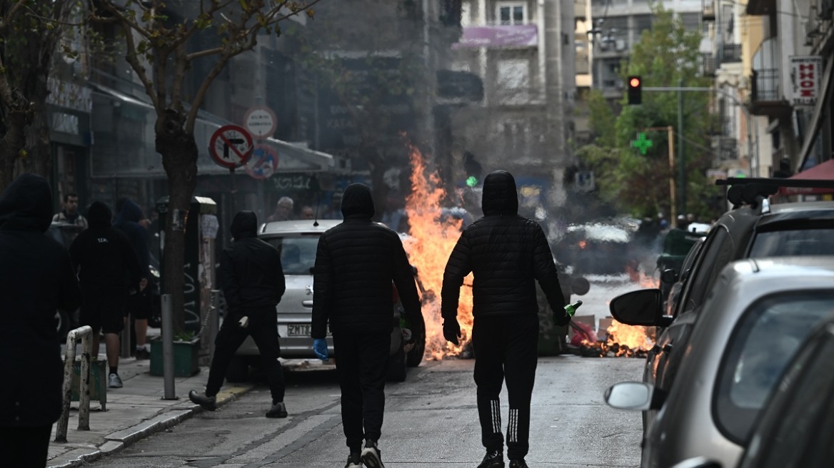 Επεισόδια στην Πατησίων μετά το πανεκπαιδευτικό - Έσπασαν καταστήματα, έβαλαν φωτιές σε κάδους