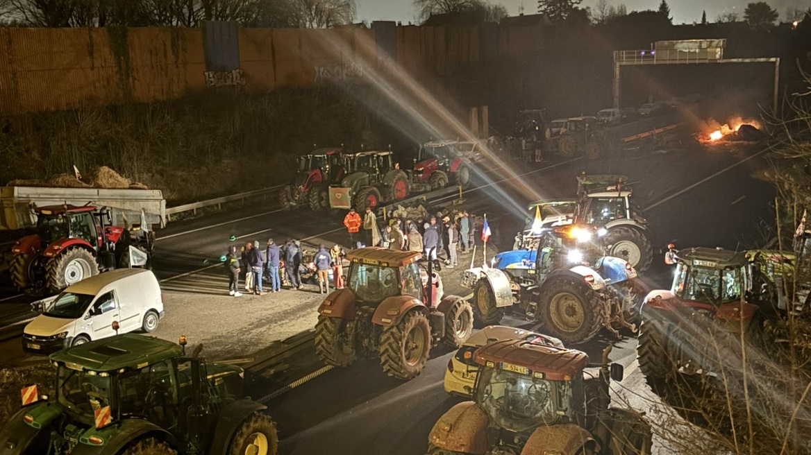 Γαλλία: Οι αγρότες πλησιάζουν το Παρίσι - Απέκλεισαν λεωφόρους, πέταξαν προϊόντα στους δρόμους