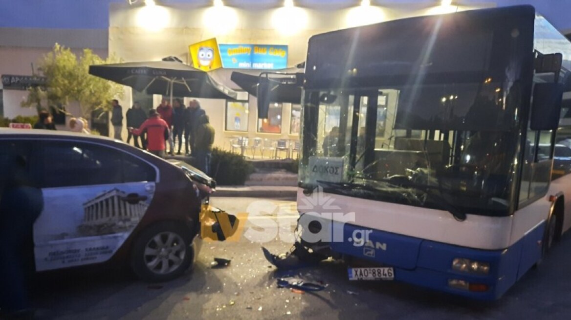 Τροχαίο στη Χαλκίδα - Λεωφορείο έπεσε πάνω σε σταθμευμένα ταξί, δύο τραυματίες