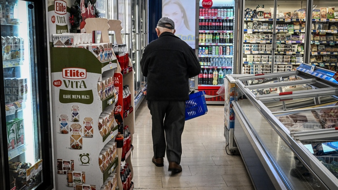 Εκθεση ΙΝΕ-ΓΣΕΕ: Επιβαρύνθηκαν οι δαπάνες των νοικοκυριών παρότι μείωσαν την κατανάλωση τροφίμων και ενέργειας