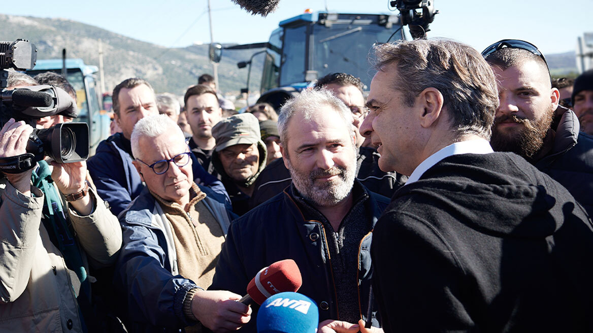 Μητσοτάκης σε μπλόκο αγροτών στη Βόνιτσα: Δεν είμαστε εδώ για να τσακωνόμαστε, αλλά για να λύνουμε προβλήματα