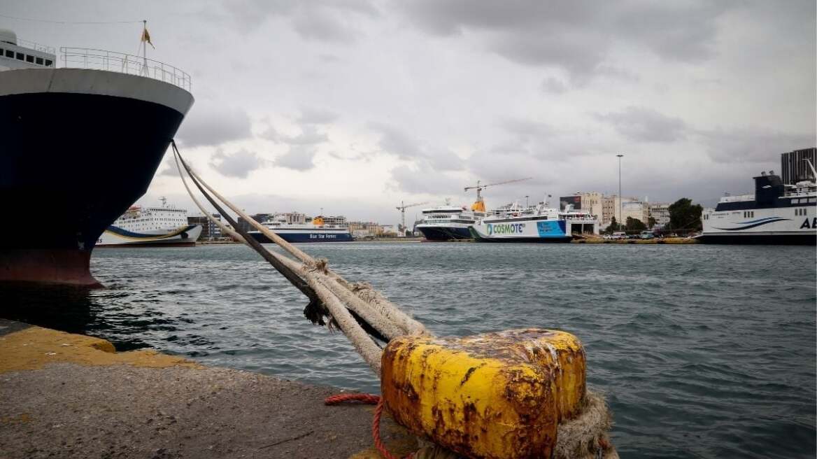 Σε ισχύ το απαγορευτικό απόπλου από Πειραιά, Ραφήνα και Λαύριο