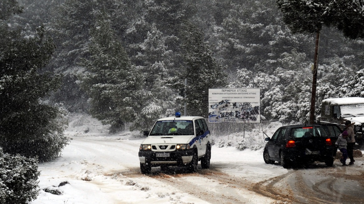 Πάρνηθα: 15 οχήματα ανέβηκαν παρά την απαγόρευση κυκλοφορίας - Τα απεγκλώβισε η πυροσβεστική, επιβλήθηκαν πρόστιμα