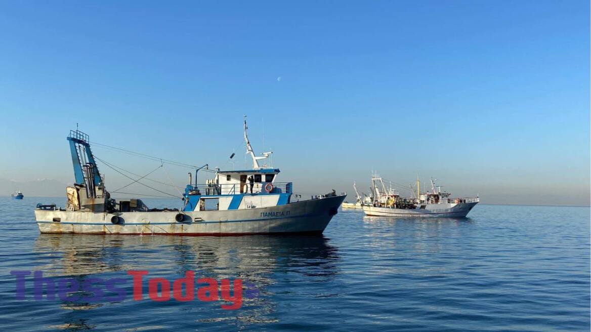 Θεσσαλονίκη: Μηχανότρατες συγκεντρώθηκαν στον Θερμαϊκό για να συμπαρασταθούν στις κινητοποιήσεις των αγροτών - Βίντεο