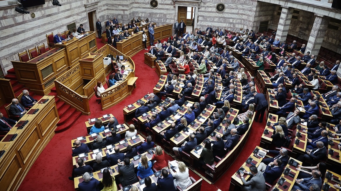 Βουλή: Ψηφίστηκε το νομοσχέδιο για την οπαδική βία και η τροπολογία για το αγροτικό ρεύμα