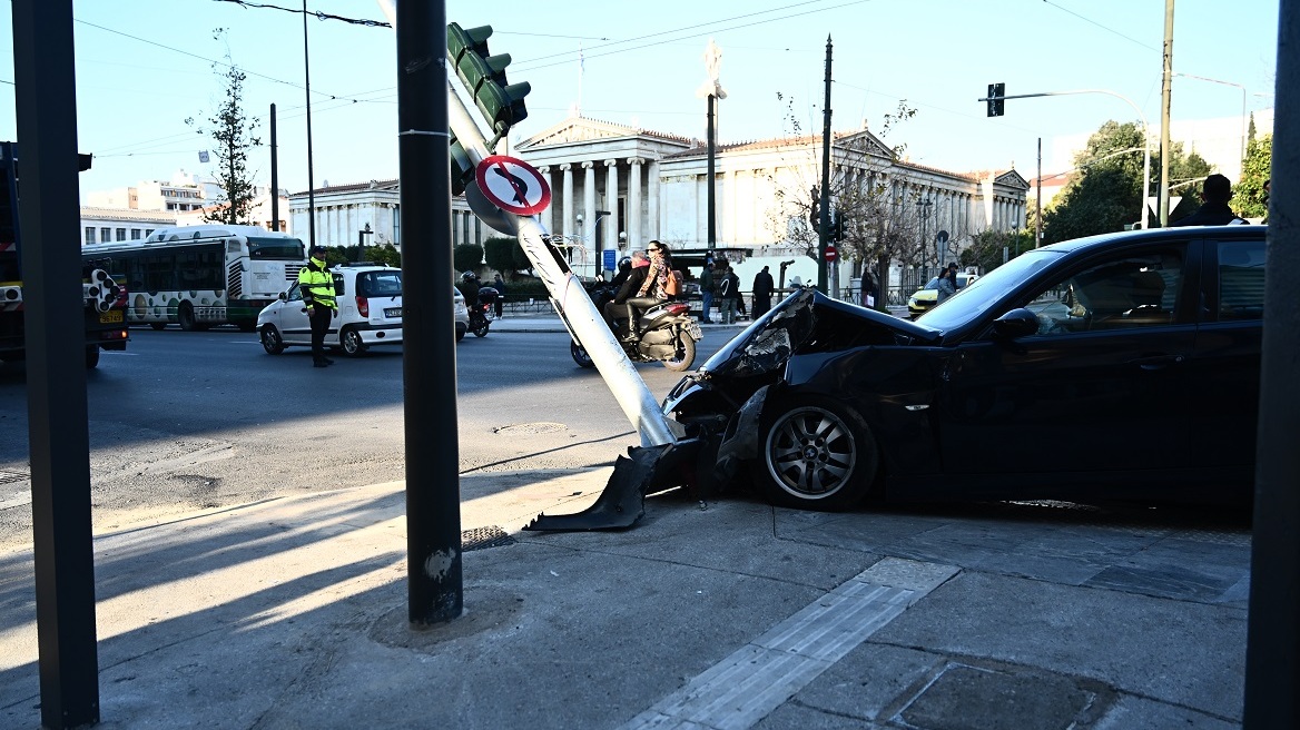 Τροχαίο στο κέντρο της Αθήνας - Αυτοκίνητο έπεσε πάνω σε φανάρι στην Πανεπιστημίου, δείτε φωτογραφίες