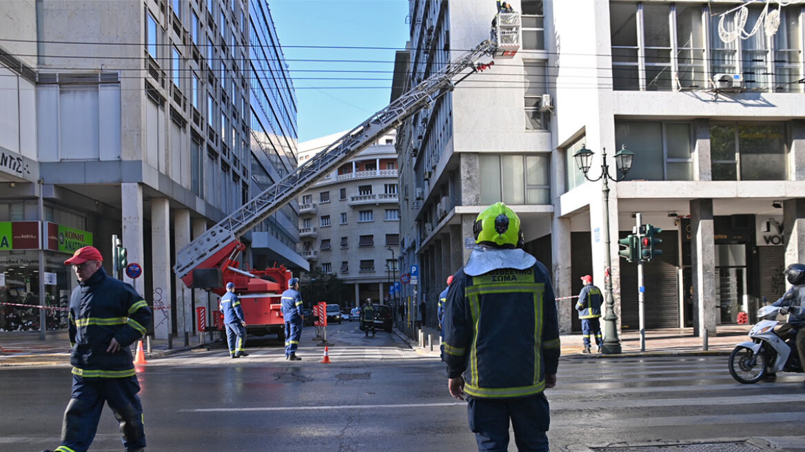 Οι κάμερες έχουν καταγράψει τους δράστες της βομβιστικής επίθεσης στη Σταδίου - Είχαν στόχο το υπουργείο Εργασίας  