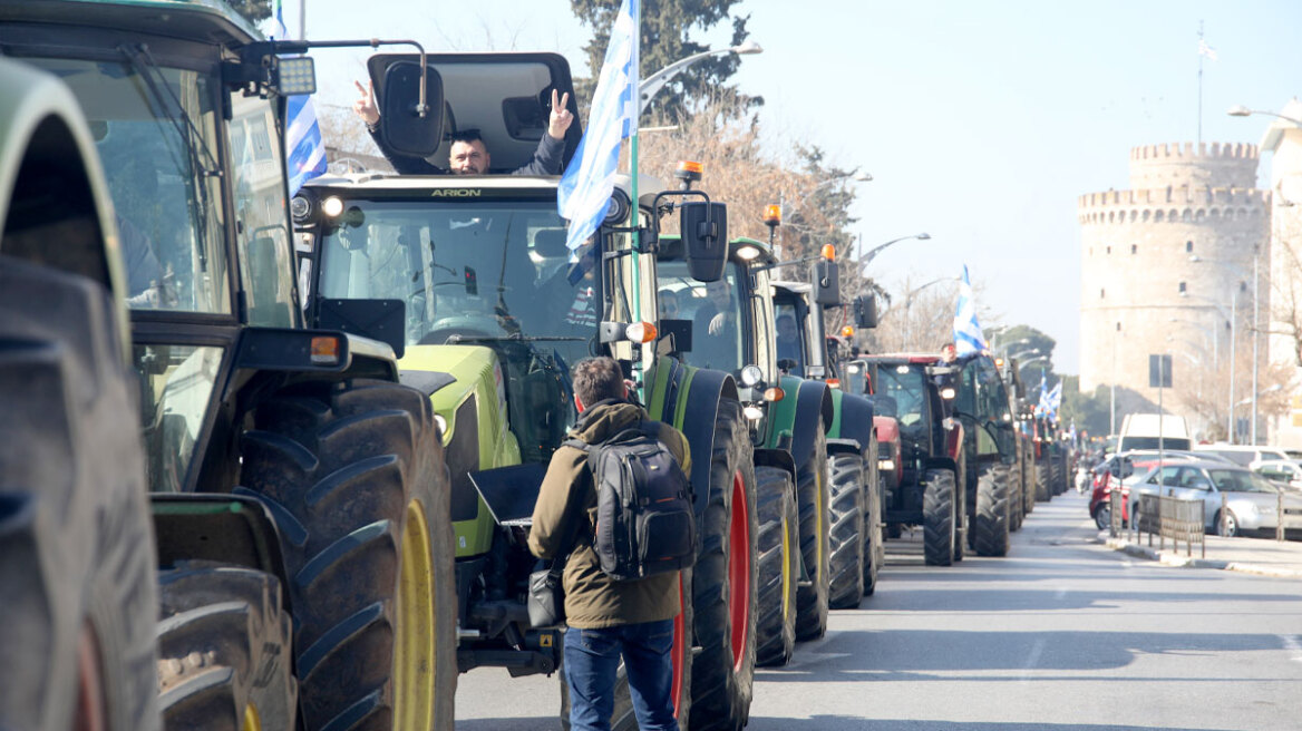 Με συμβολικά μπλόκα συνεχίζουν οι αγρότες, αύριο συνεδριάζουν - Στα όρια αντοχής της οικονομίας τα μέτρα στήριξης