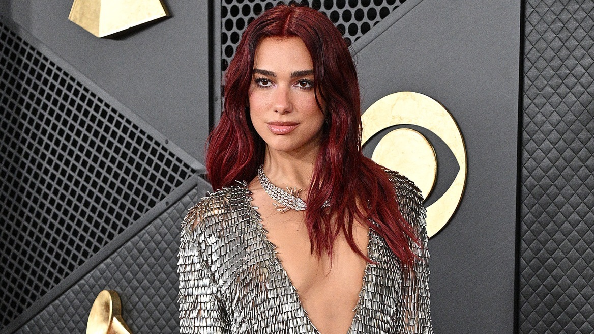 Dua Lipa: Εντυπωσίασε στα Grammys - Το βαθύ ντεκολτέ και τα μαύρα δερμάτινα στη σκηνή - Δείτε βίντεο