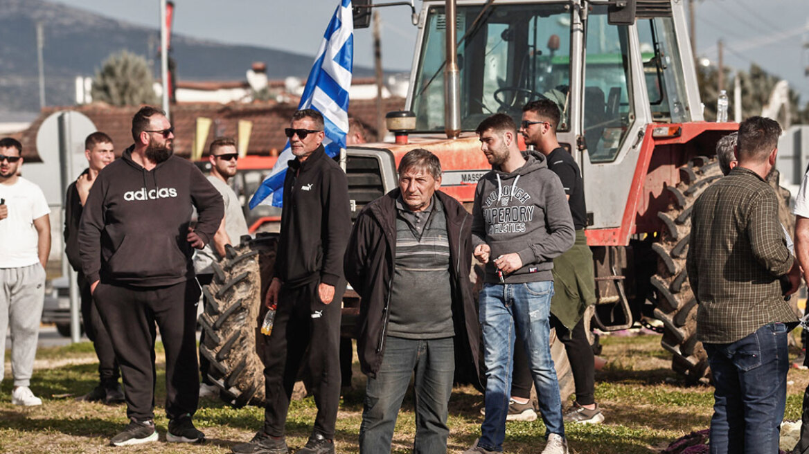 Αγρότες: Οι αποκλεισμοί δεν βοηθούν, πολλά από τα αιτήματα ήδη δρομολογούνται, λένε από την κυβέρνηση