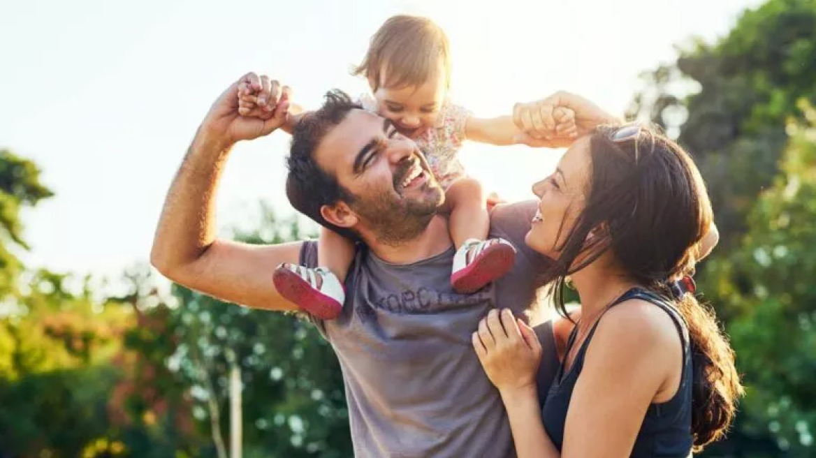 Μία ψυχολόγος αποκαλύπτει τα 7 μυστικά των ευτυχισμένων οικογενειών