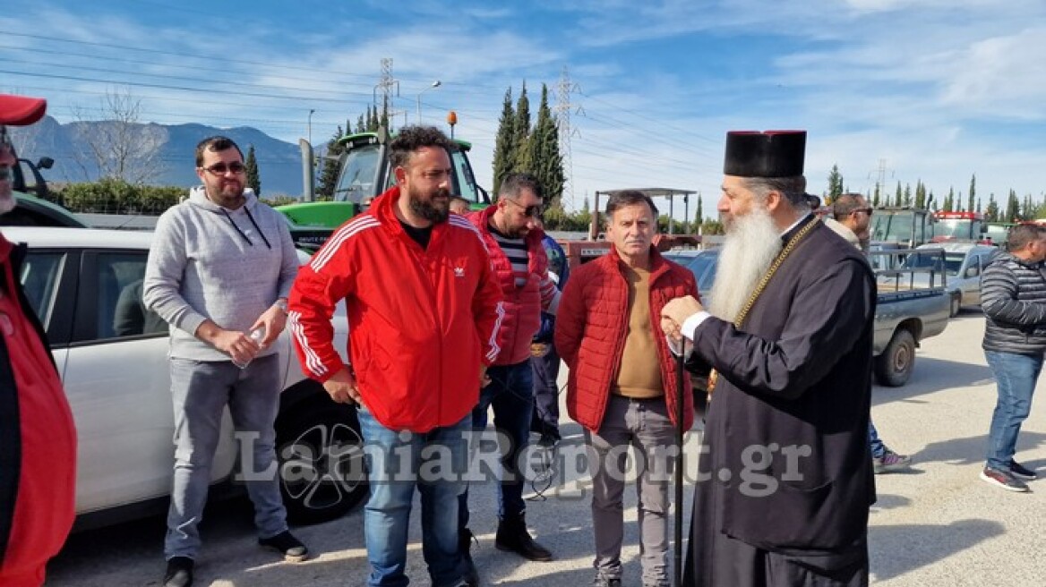 Αγρότες: Στο μπλόκο της Ανθήλης ο Μητροπολίτης Φθιώτιδας Συμεών και ο δήμαρχος Λαμιέων