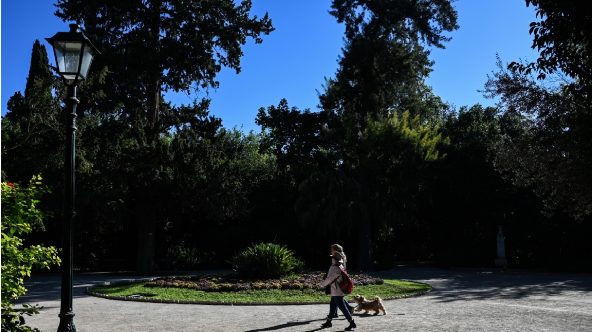 Καιρός: Επιμένουν οι υψηλές για την εποχή θερμοκρασίες - Χαλάει ο καιρός την Κυριακή