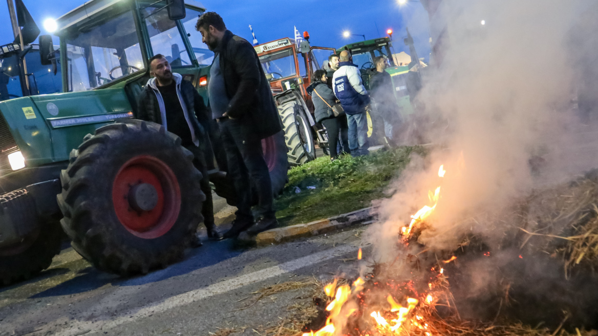 Αγρότες: Έκλεισαν την εθνική οδό στο 210ο χλμ. πριν τη Λαμία - Ποιοι δρόμοι θα κλείσουν σήμερα