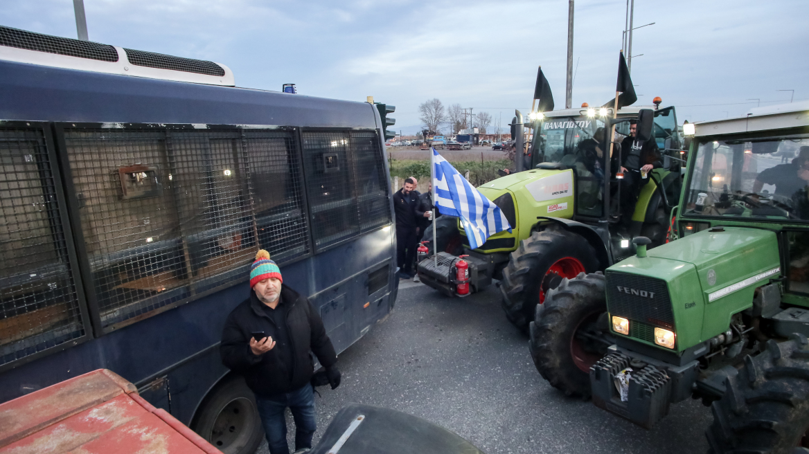 Αγρότες: Ποιοι δρόμοι θα κλείσουν σήμερα από τα μπλόκα - Κλείνουν τα παράθυρα παροχολογίας από το Μαξίμου