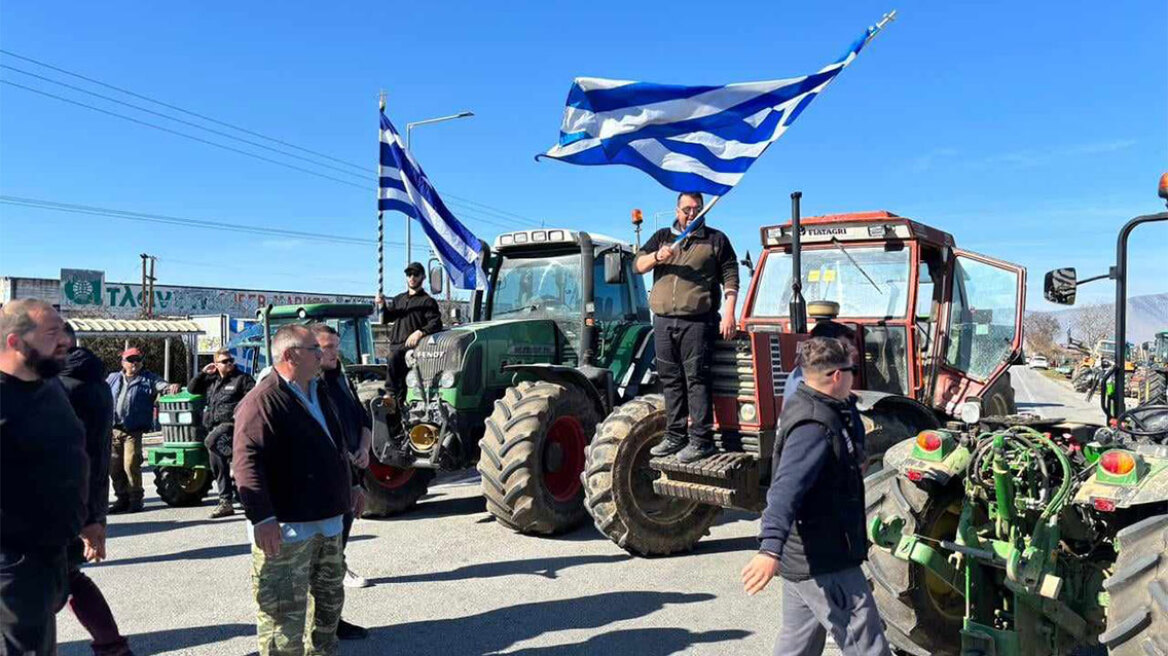 Σύσκεψη αγροτών για τη συνάντηση με Μητσοτάκη, μπλόκα στον Τύρναβο - Δείτε βίντεο και φωτογραφίες