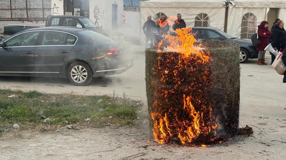 Οι αγρότες έκλεισαν τον δρόμο στην  παλαιά Εθνική Οδό Λάρισας - Βόλου