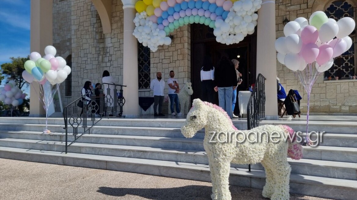 Χανιά: Ντυμένοι στα λευκά, συγγενείς και φίλοι είπαν το τελευταίο «αντίο» στη Ραφαέλα Πιτσικάλη - Φωτογραφίες