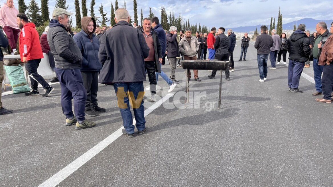 Φθιώτιδα: Οι αγρότες της Ανθήλης έκλεισαν και πάλι την εθνική οδό - Έβγαλαν ψησταριές μέσα στον αυτοκινητόδρομο