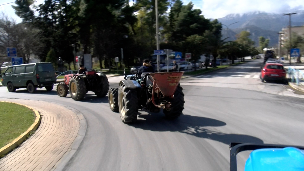 Μπήκαν με τα τρακτέρ στη Σπάρτη οι αγρότες - Πέταξαν άχυρα κι έχυσαν γάλα