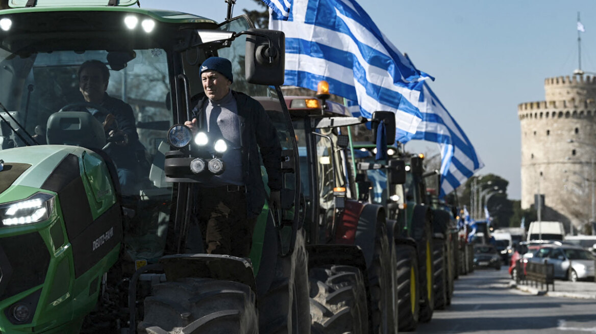 Η κυβέρνηση «ξύνει τον πάτο του βαρελιού» για τους αγρότες και ελπίζει σε αποκλιμάκωση μετά την Τρίτη