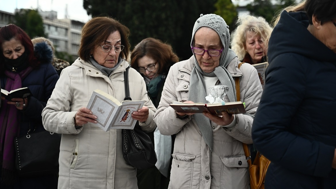 Συγκέντρωση στο Σύνταγμα με Αγία Γραφή και θυμιατά κατά του νομοσχεδίου για τα ομόφυλα ζευγάρια - Δείτε φωτογραφίες 