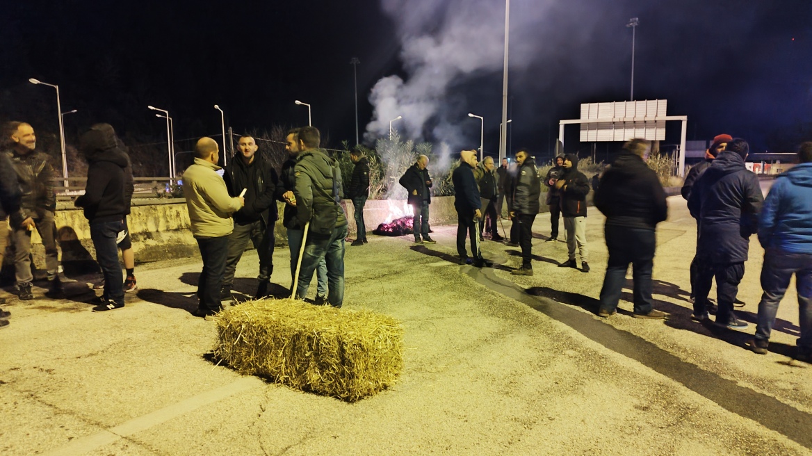 Ουρές στην Εγνατία: Αγρότες από τα Ιωάννινα απέκλεισαν τον λιμάνι της Ηγουμενίτσας - Δείτε βίντεο