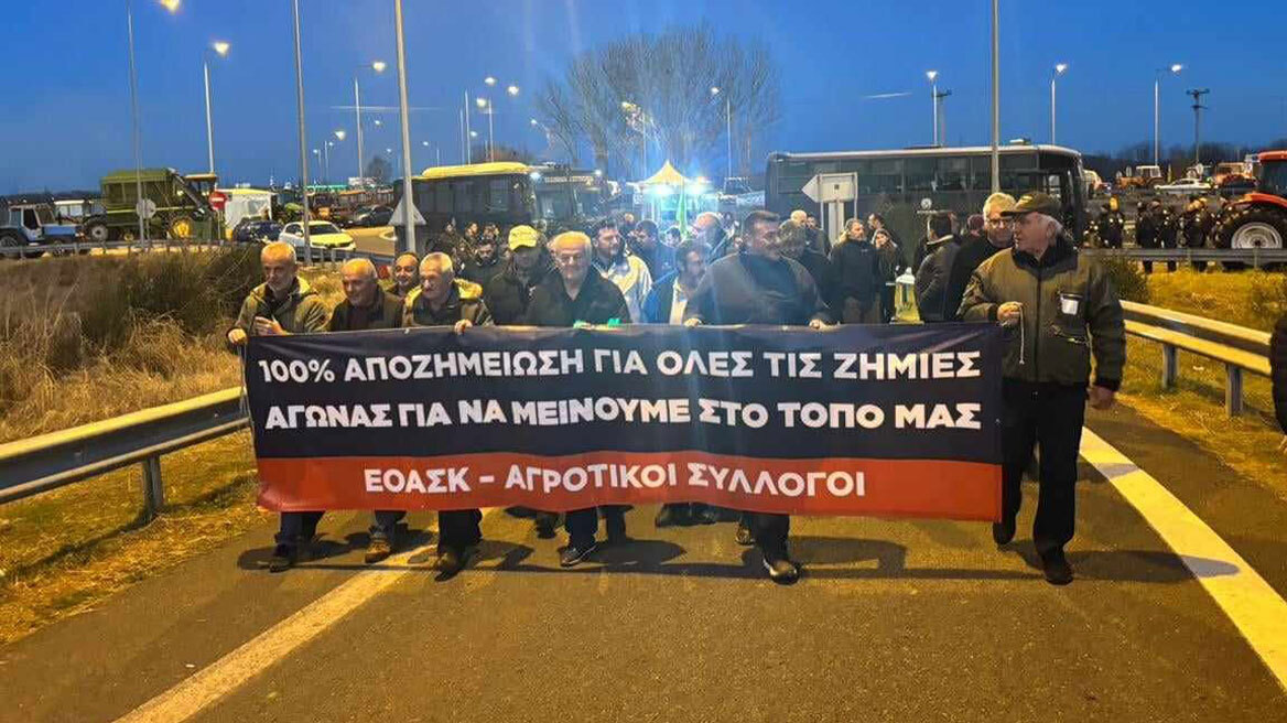 Νέα μπλόκα των αγροτών σε Λάρισα και Καρδίτσα - Σήκωσαν φαναράκια στον ουρανό στον Ε65