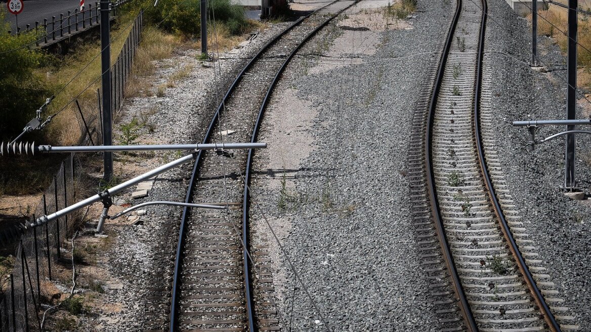 Φωτιά κοντά σε σιδηροδρομική γραμμή στις Σέρρες - Διακοπή δρομολογίων από και προς Θεσσαλονίκη