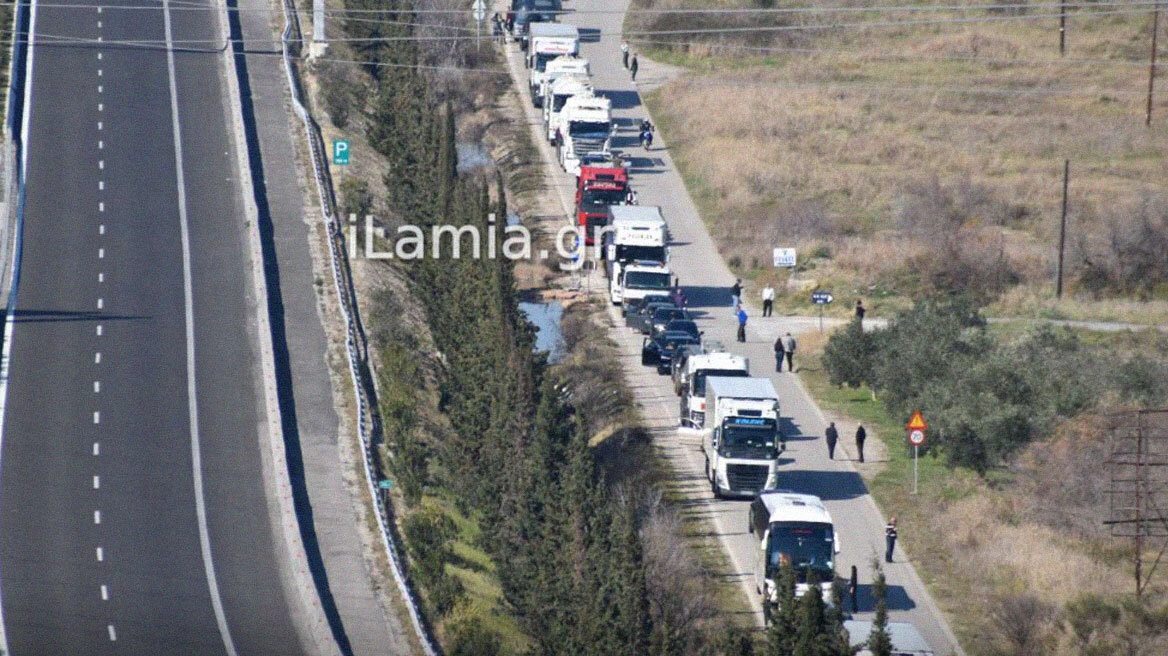 Λαμία: Αγροτική διαμαρτυρία εγκλωβίζει εκατοντάδες οδηγούς στον κόμβο του Μπράλου