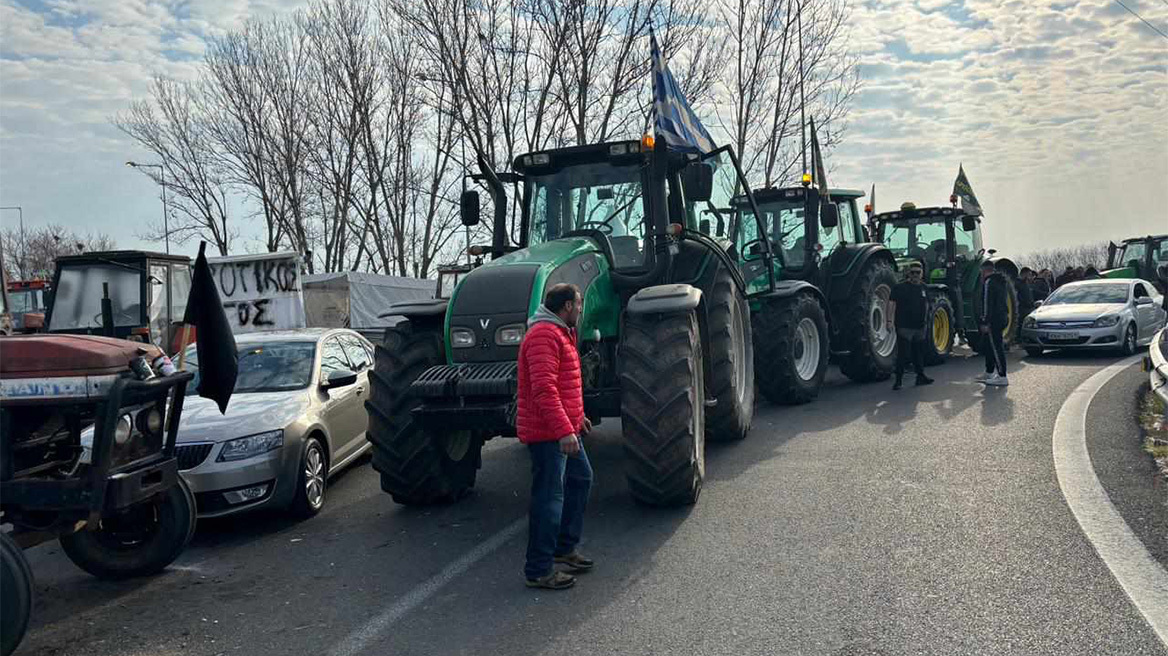 Αγρότες: Συνοδεία περιπολικών η κάθοδος στην Αθήνα, ξεκίνησαν τα πρώτα τρακτέρ - Δείτε βίντεο και φωτογραφίες