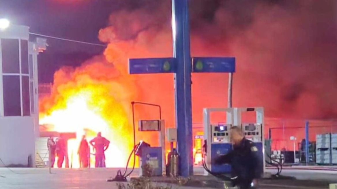 Στις φλόγες δύο φορτηγά δίπλα σε βενζινάδικο στη Μάνδρα Αττικής