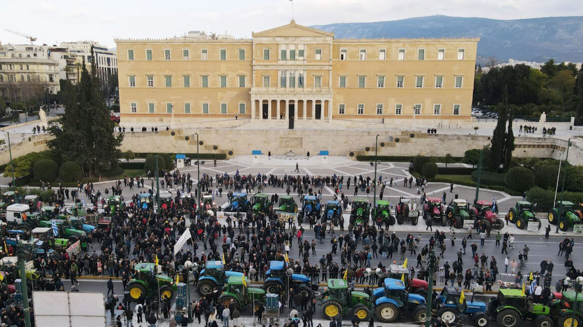 Στο Σύνταγμα τα τρακτέρ - Κλείνει δρόμους η ΕΛΑΣ, δείτε βίντεο