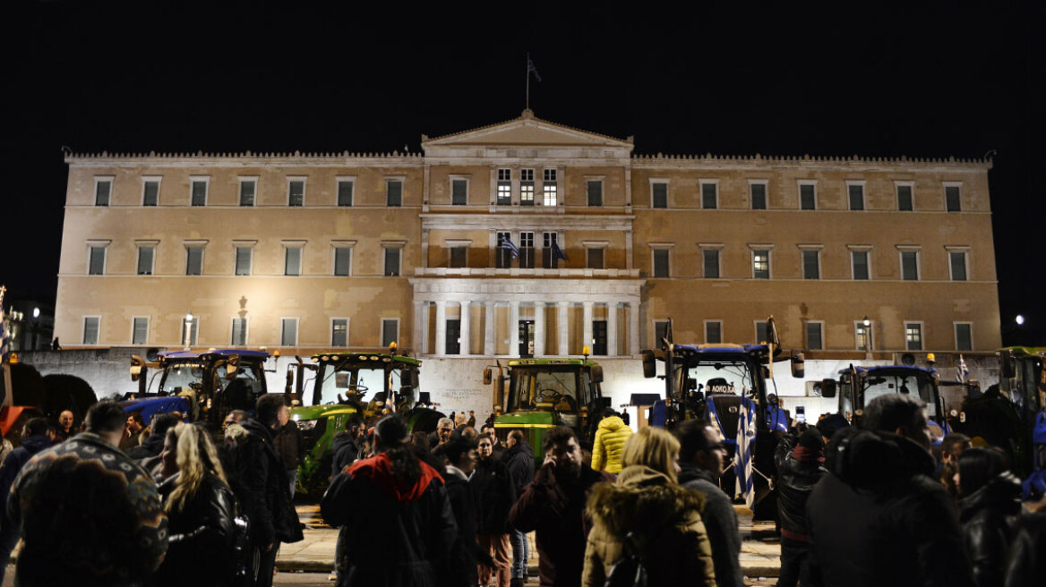 Αγρότες: Ολονυχτία στο Σύνταγμα με τα τρακτέρ