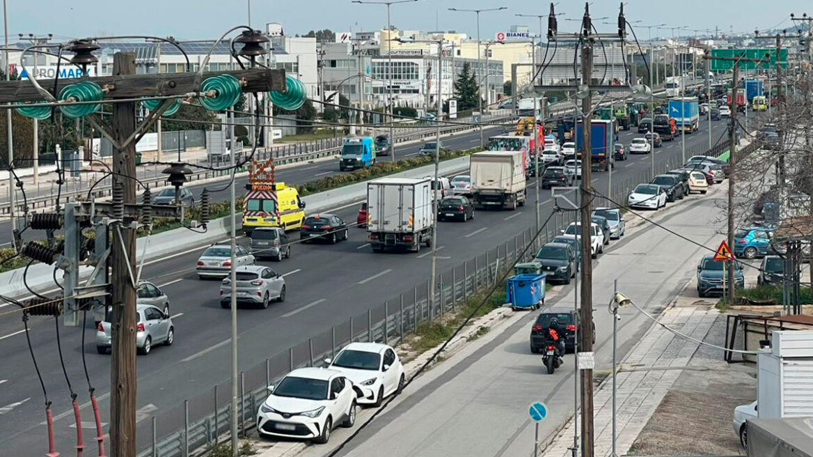 Έφυγαν τα τρακτέρ από την Αθήνα, άνοιξαν οι δρόμοι - Δείτε βίντεο και φωτογραφίες