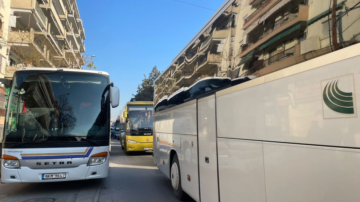 Θεσσαλονίκη: Διαμαρτυρία στο κέντρο της πόλης με πάνω από 100 τουριστικά λεωφορεία