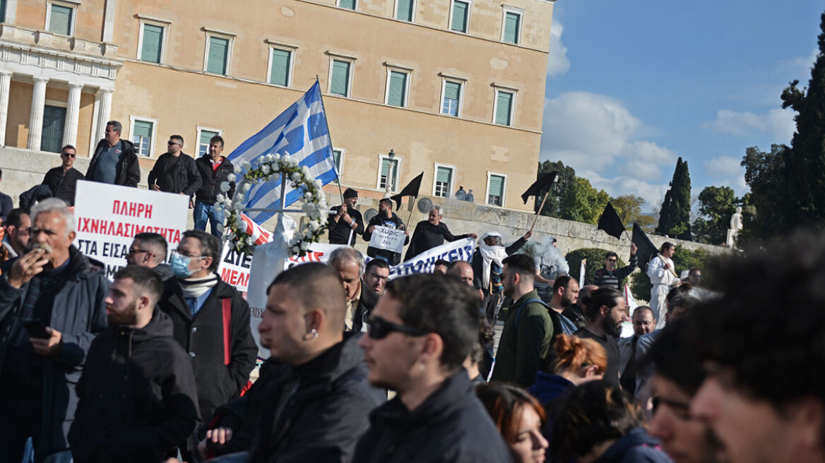 Τριφασικό μπλακ άουτ στο κέντρο της Αθήνας - Έξω από τη βουλή διαδήλωσαν οι φοιτητές  μαζί με τους μελισσοκόμους