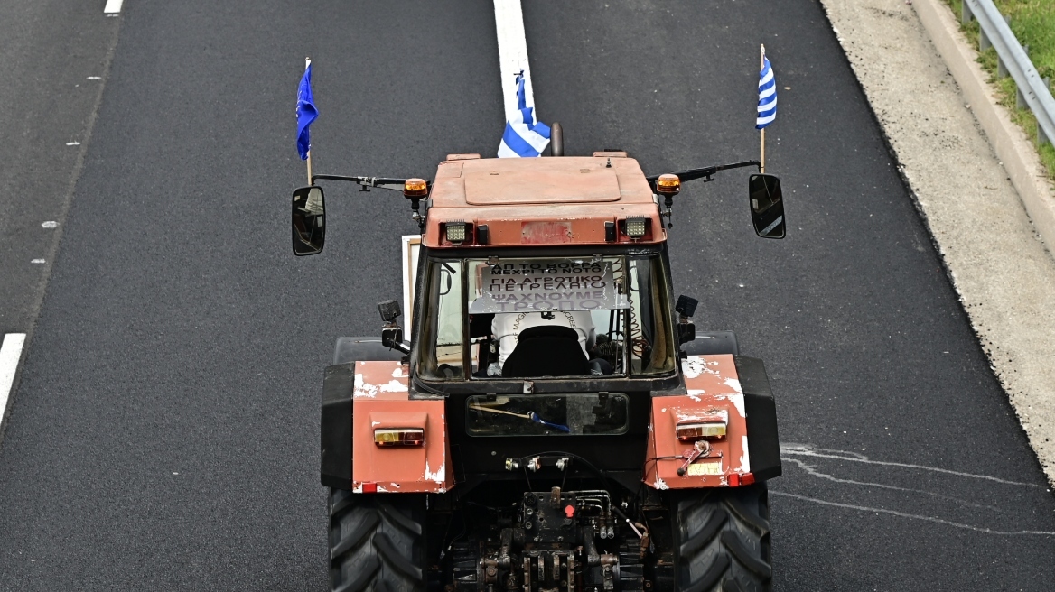 Αγρότες: Μπλόκα σε τελωνείο Ευζώνων και Χαλκιδική