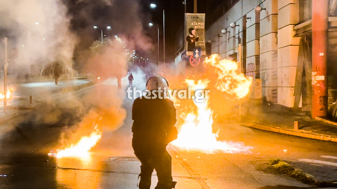 Θεσσαλονίκη: Οκτώ προσαγωγές μετά τις επιθέσεις κουκουλοφόρων με μολότοφ και πέτρες έξω από το ΑΠΘ