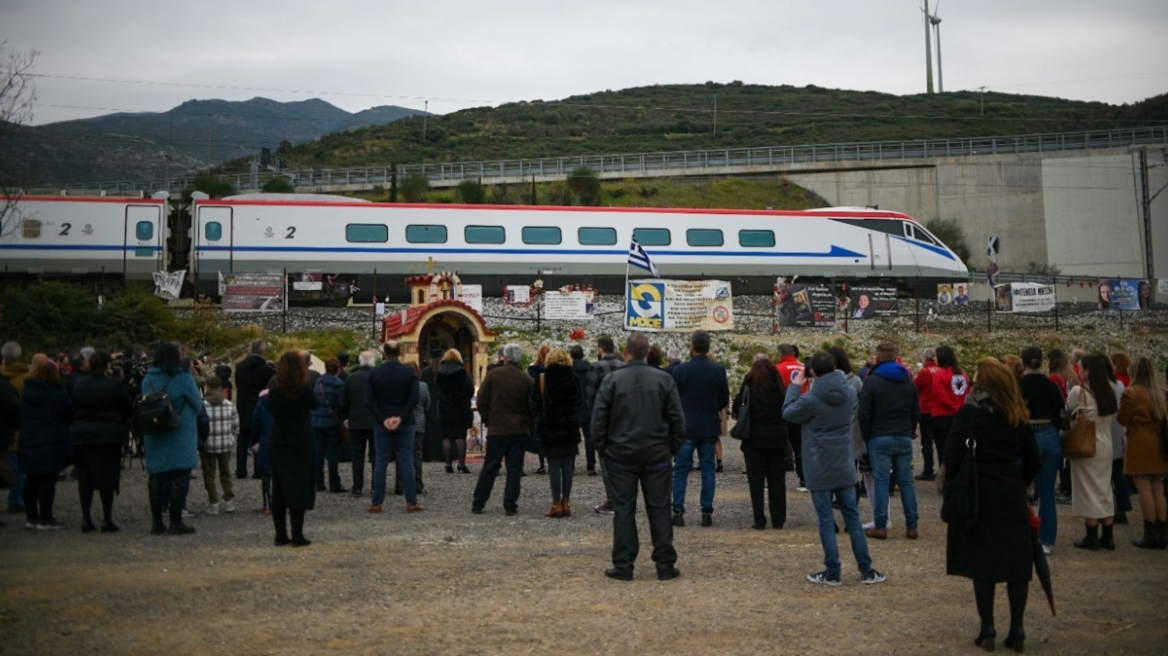 Τέμπη: Βαριά ατμόσφαιρα και δάκρυα από τους συγγενείς στο τρισάγιο για τα θύματα της τραγωδίας