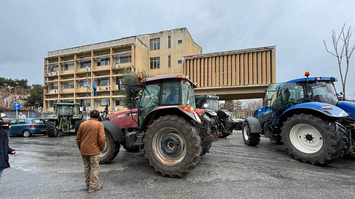 Αγρότες με τρακτέρ απέκλεισαν το Τελωνείο στη Λάρισα - Δείτε βίντεο και φωτογραφίες